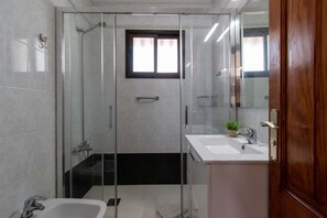 Een douche, een haardroger, handdoeken
