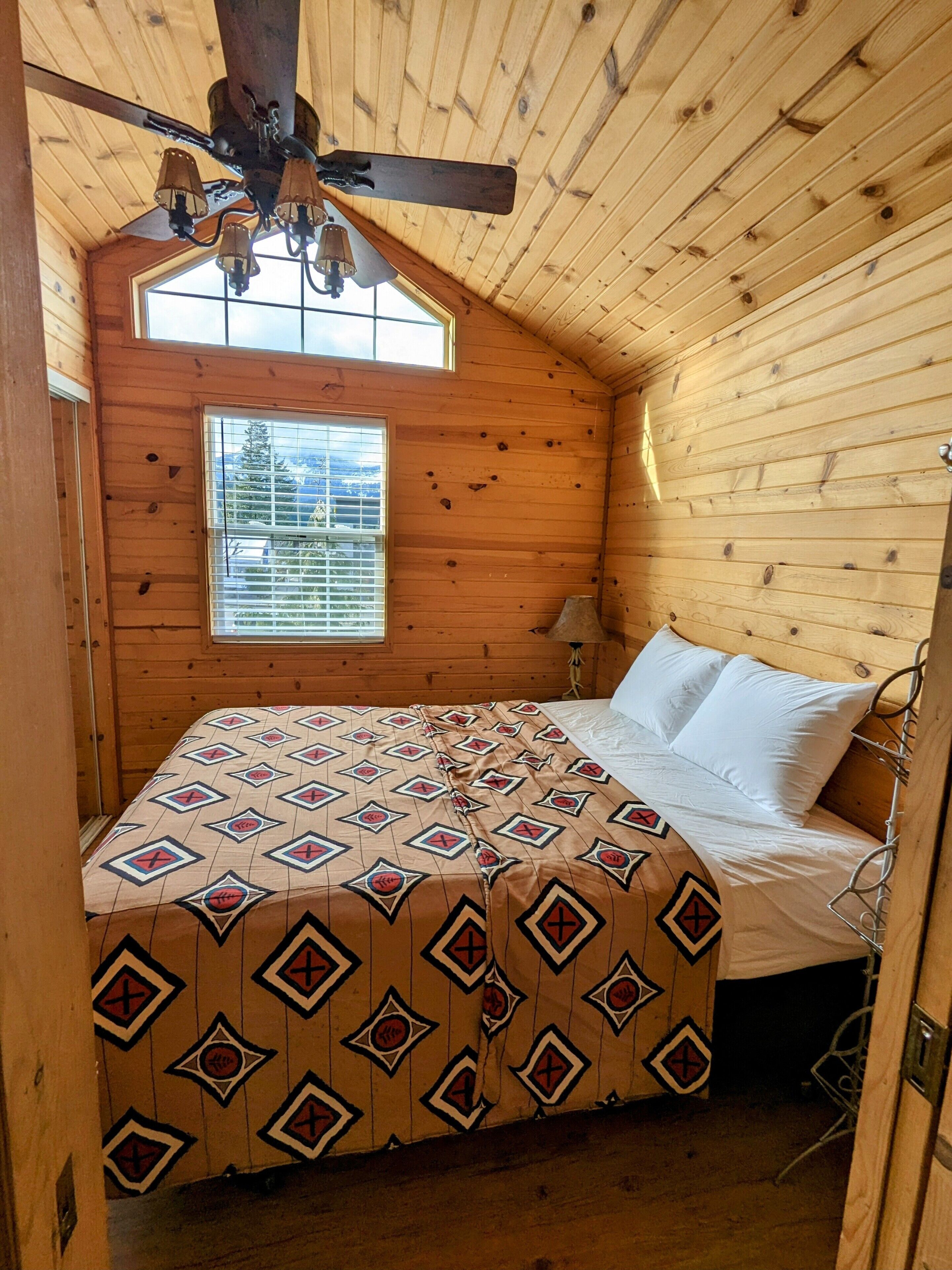 Cabin in the heart of Cascade Locks w/Jacuzzi tub