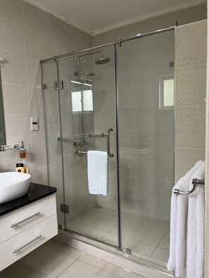Classic Apartment | Bathroom | Free toiletries, towels, toilet paper - Paul's Residence (Mahé Island)
