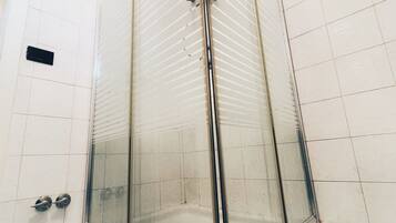 Dusche, Haartrockner, Bidet, Handtücher
