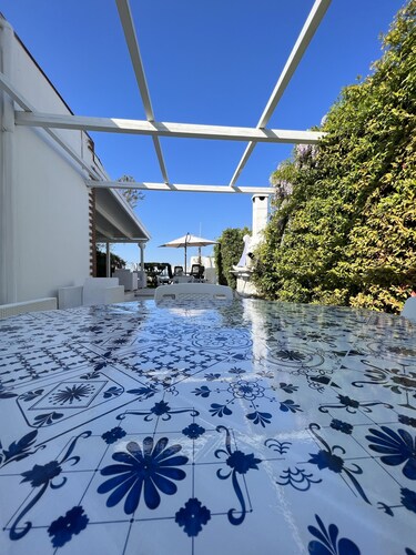 Villa with Pool and direct access to the sea