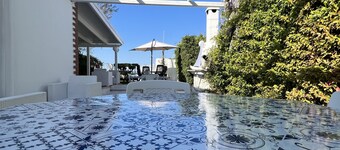 Villa with Pool and direct access to the sea