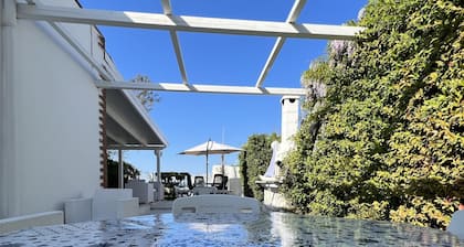 Villa with Pool and direct access to the sea