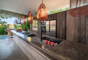 Frigorífico, microondas, horno y placa de cocina