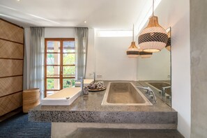 Bathtub, hair dryer, towels - Secluded 4BR, Berawa Rice Field Bliss (Canggu)