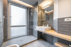 Douche, sèche-cheveux, bidet, serviettes fournies