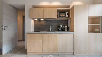 Kühlschrank, Mikrowelle, Ofen, Herdplatte