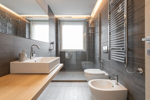 Een douche, een haardroger, een bidet, handdoeken