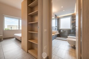 Regadera, secadora de cabello, bidet, toallas 