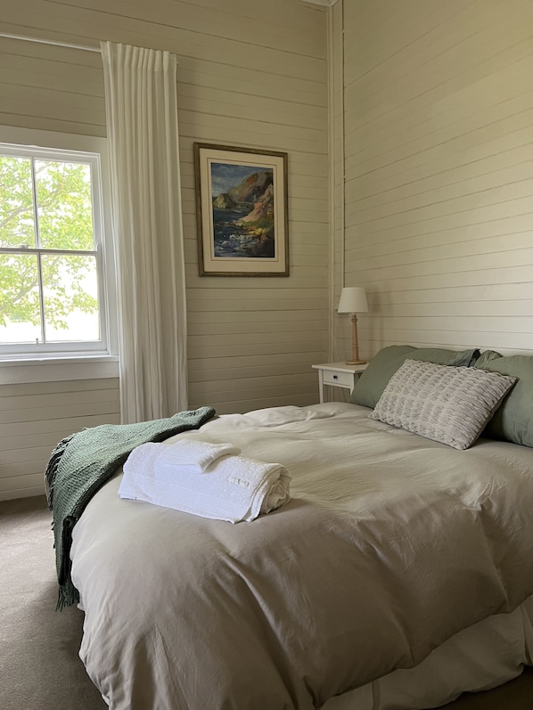 2 bedrooms, bed sheets