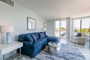 TV - Prime Eastport Location - Waterfront Condo with Parking (Annapolis)