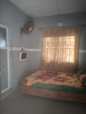 Eenvoudige kamer, toegankelijk voor mindervaliden | Beddengoed