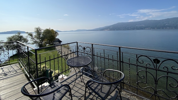 Ein Balkon mit Blick auf einen See und ferne Berge.