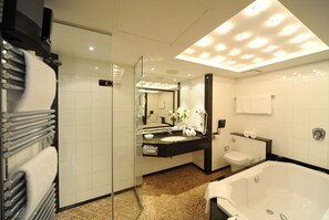 Secador de pelo, toallas, jabón, shampoo