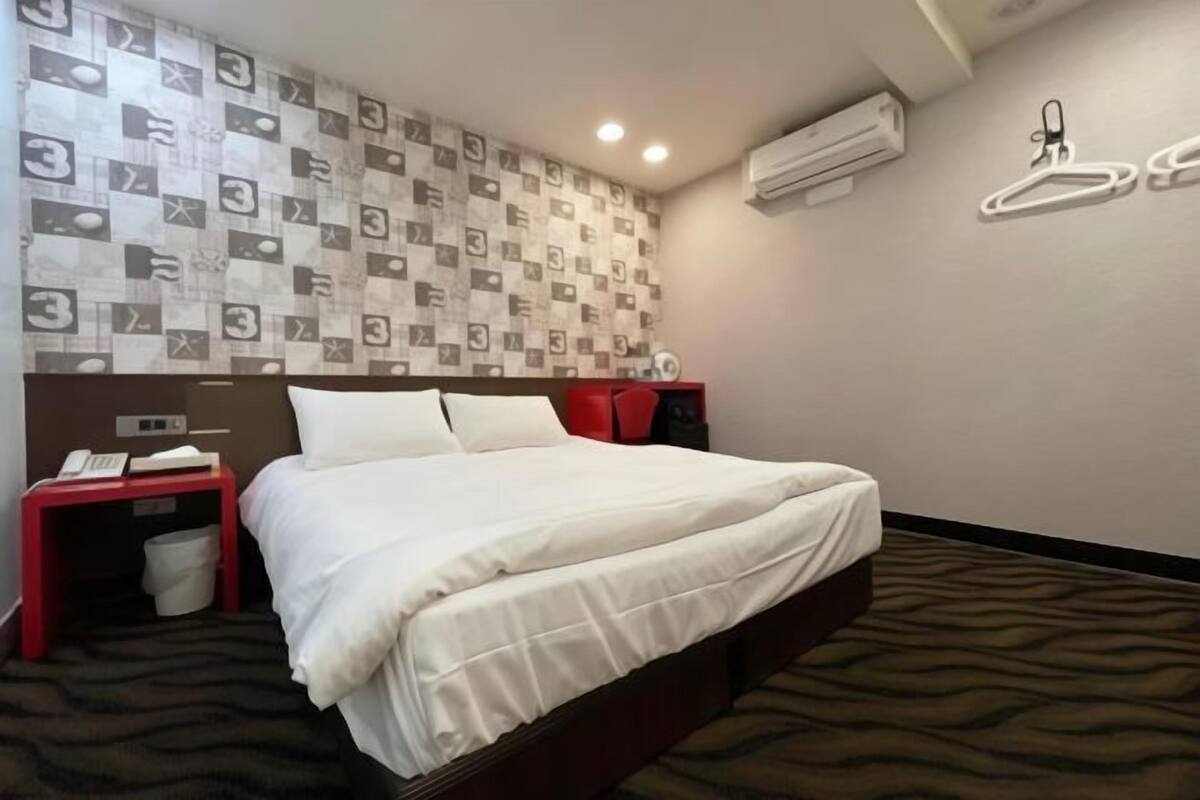 Soundproofing, free WiFi, bed sheets