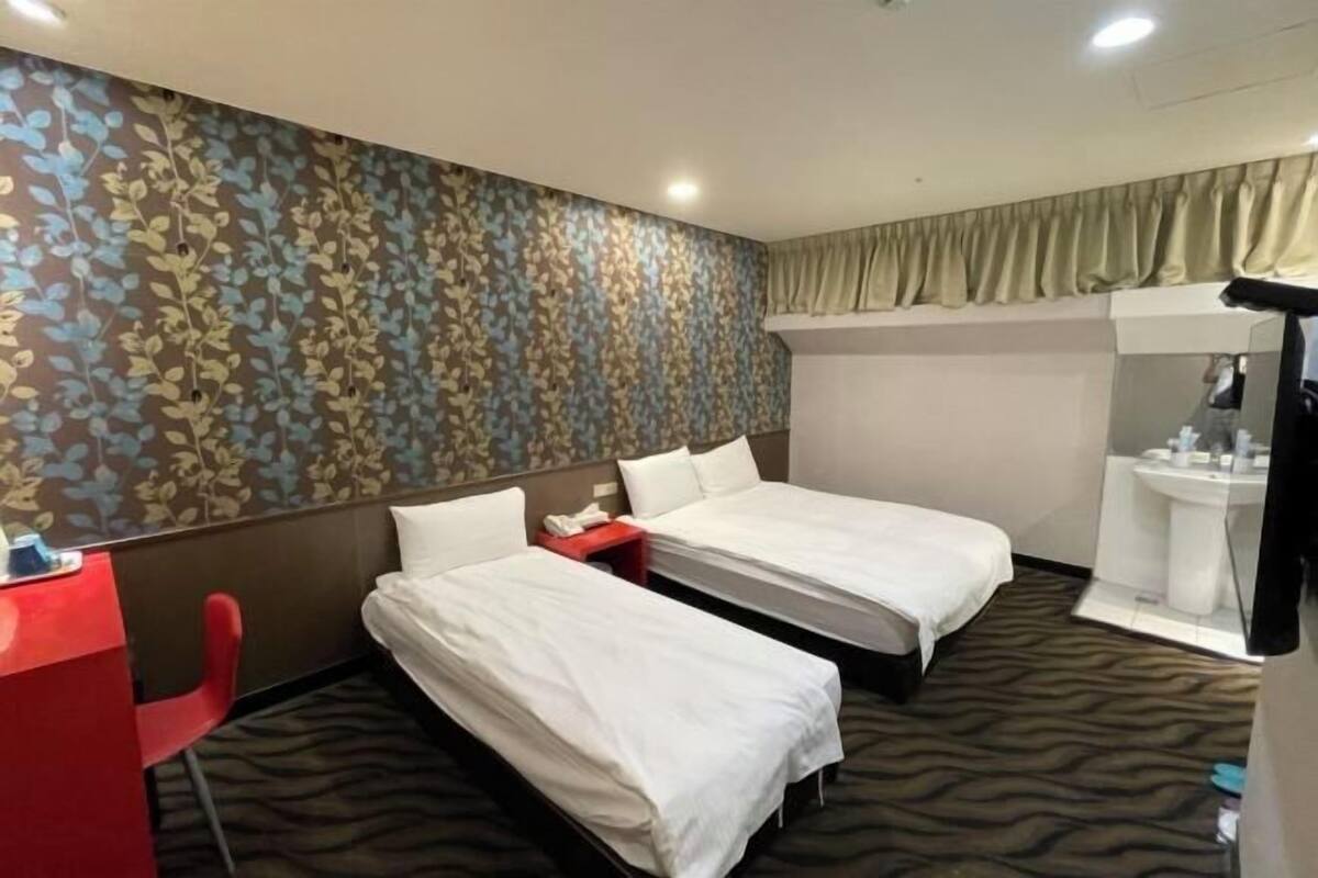 Soundproofing, free WiFi, bed sheets