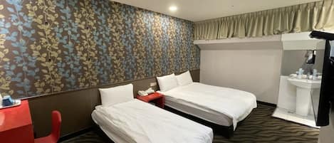 Basic Triple Room | Soundproofing, free WiFi, bed sheets