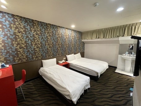 Basic Triple Room | Soundproofing, free WiFi, bed sheets