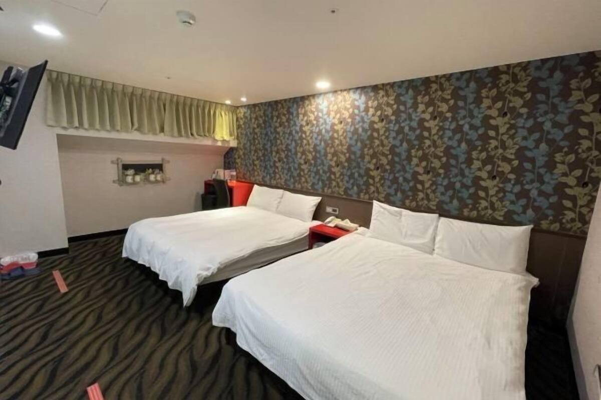 Soundproofing, free WiFi, bed sheets