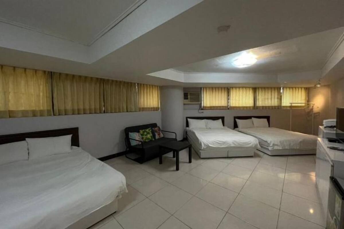 Soundproofing, free WiFi, bed sheets