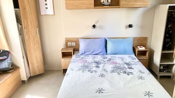 2 slaapkamers, een strijkplank/strijkijzer, reisbedje, internet