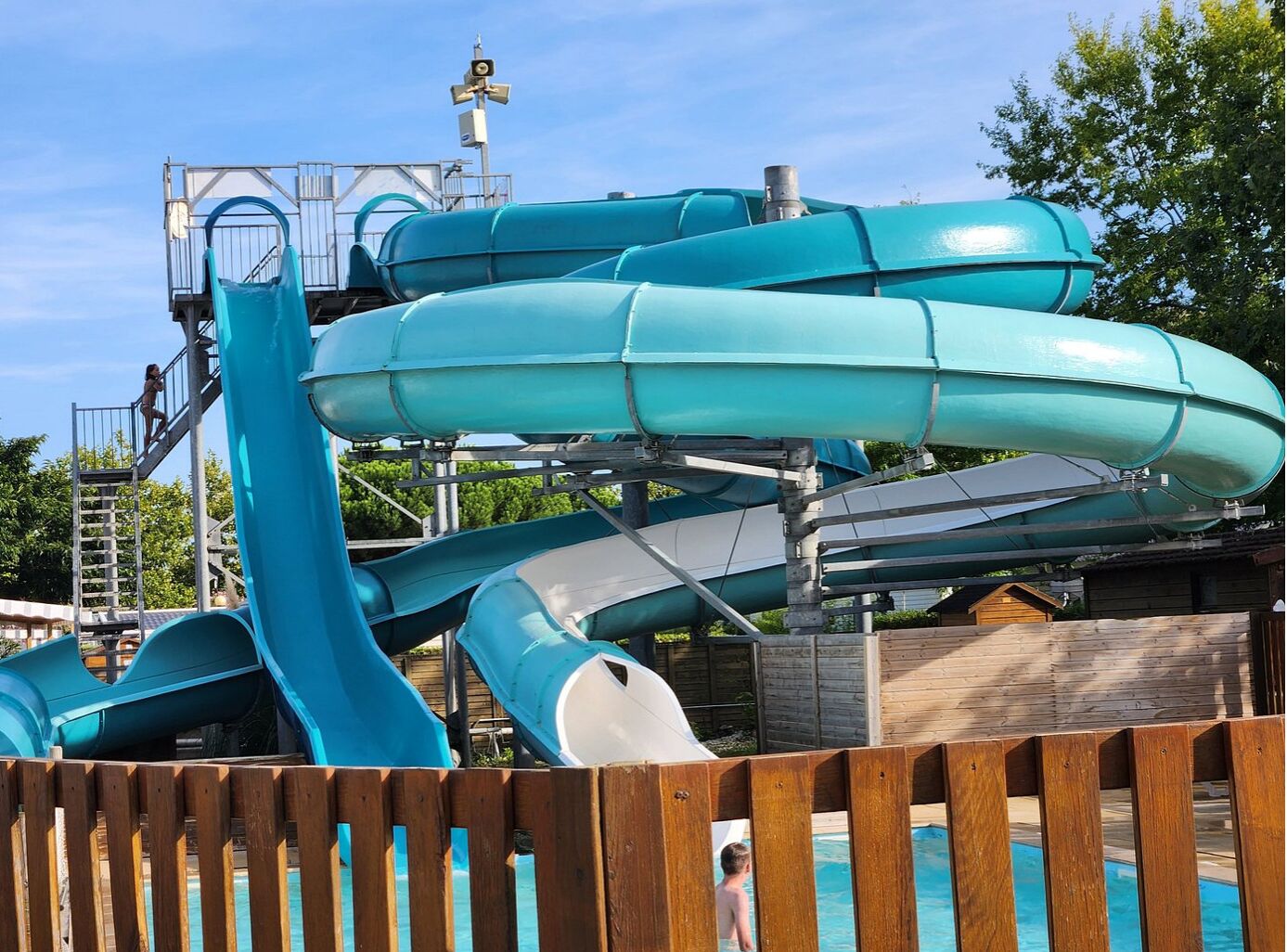 Een binnenzwembad en een buitenzwembad