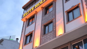 A multi-story building with a sign reading "ELITE HOLIDAY HOTEL". - Elite Holiday Hotel (Trabzon)