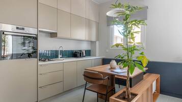 Een koelkast, een oven, een vaatwasser, een koffiezetapparaat/waterkoker