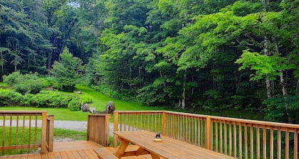 Peaceful, mountain-view home with large deck, & grill - dog-friendly