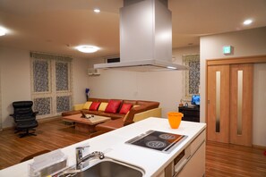 Villa Confort | Coin séjour | Télévision à écran plat de 60 pouces avec chaînes numériques, télévision