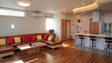 Villa Comfort | Area soggiorno | TV a schermo piatto 60 pollici con canali digitali, TV