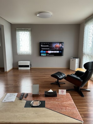 Villa Confort | Coin séjour | Télévision à écran plat de 60 pouces avec chaînes numériques, télévision