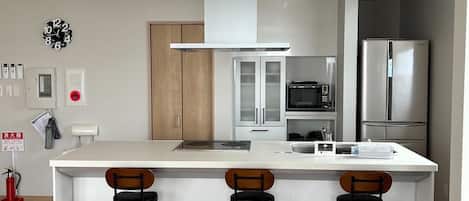 Villa Confort | Cuisine privée | Réfrigérateur grande capacité avec congélateur, four à micro-ondes