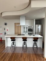 Refrigerador con freezer, microondas, horno, placa de cocina