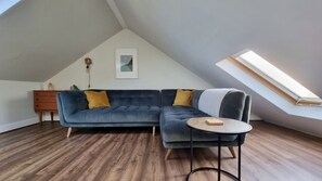 Smart TV - The Loft by Switchback Stays (Cardiff)