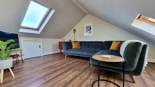 Smart TV - The Loft by Switchback Stays (Cardiff)