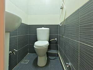 Een douche, handdoeken
