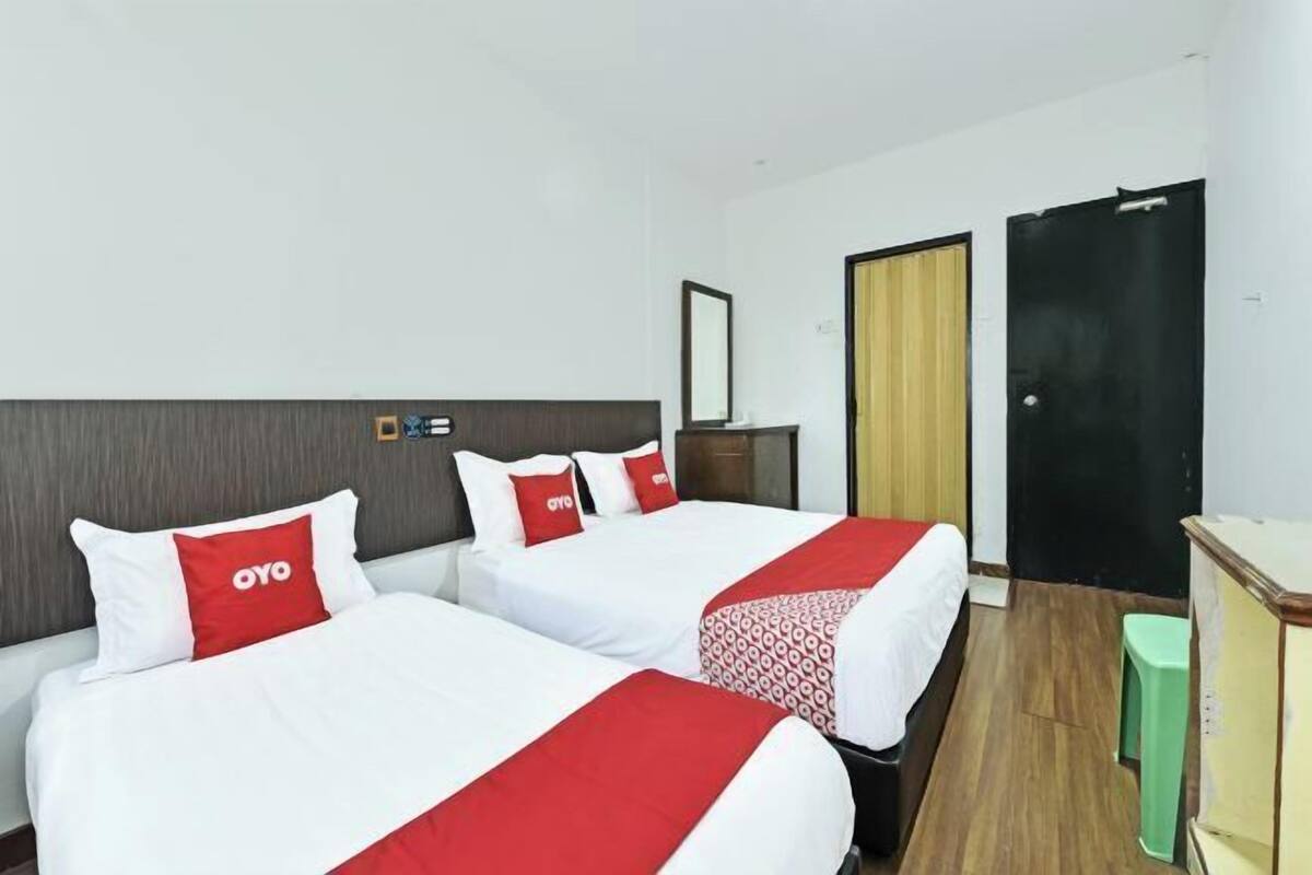 Escritorio y ropa de cama