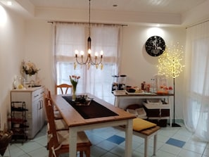 Petit déjeuner buffet (3600 HUF par personne)