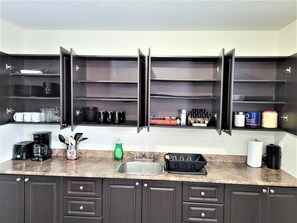 Kühlschrank, Mikrowelle, Herdplatte, Wasserkocher mit Kaffee-/Teezubehör