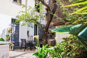 Outdoor dining - Appartement Très Cosy Avec Jardinet (Cannes)