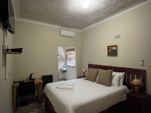 Standaard kamer | Een bureau, een laptopwerkplek, een strijkplank/strijkijzer, gratis wifi