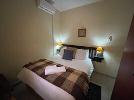 Basic Single Room | Desk, laptop workspace, iron/ironing board, free WiFi