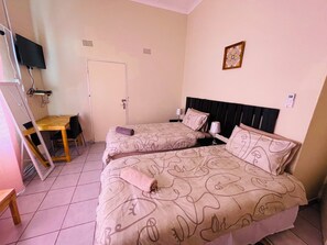Eenvoudige Twin kamer, 2 eenpersoonsbedden | Een bureau, een laptopwerkplek, een strijkplank/strijkijzer, gratis wifi