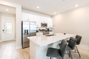 Réfrigérateur, four, plaque de cuisson, lave-vaisselle