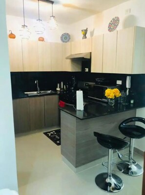 Kühlschrank, Mikrowelle, Ofen, Kochgeschirr/Geschirr/Besteck