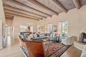 Fernseher, Kamin, Arbeitsbereiche