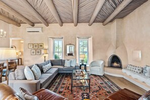 TV, fireplace, offices - Santa Fe Santuario - Perfect Views, Kiva Fireplace (Santa Fe)
