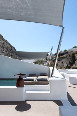 Cave two-bedroom Suite with jacuzzi | Terrace/patio - Victoria Caves (Santorini)