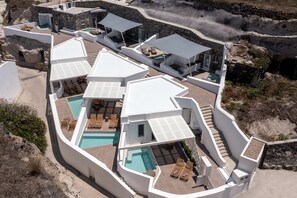 Front of property - Victoria Caves (Santorini)